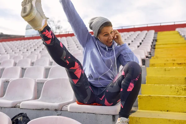 Gelukkige Professionele Runner Vrouw Sportkleding Zittend Het Tribune Sports Concept — Stockfoto