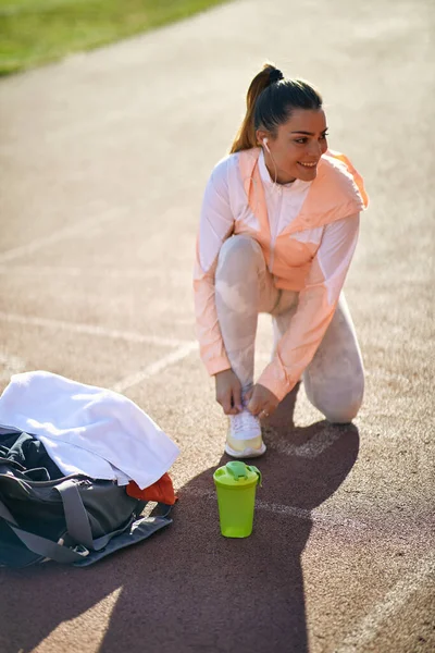 Chica Sonriente Corredora Ropa Deportiva Prepararse Para Entrenamiento Estadio — Foto de Stock