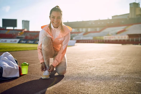 Wanita Yang Mengikat Sepatu Lari Mempersiapkan Diri Untuk Pelatihan Stadion — Stok Foto