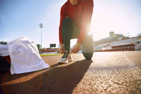 Młody Biegacz Odzieży Sportowej Przygotowuje Się Treningu Stadionie — Zdjęcie stockowe