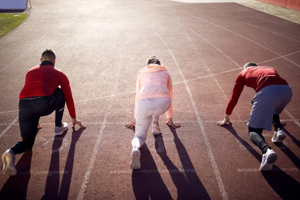 Unga Atletiska Sprinters Startposition Redo För Race Racetrack — Stockfoto