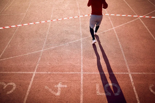 Vincere Giovane Atleta Maschio Taglia Traguardo — Foto Stock