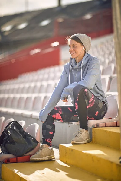 Sportovní Žena Odpočívá Tribuně Před Tréninkem Hudbou Připravuje Start Závodu — Stock fotografie