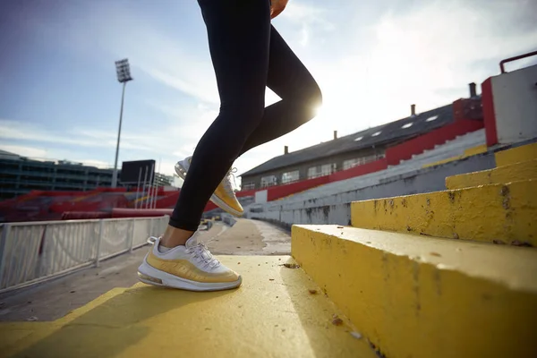慢跑健美的女人 紧贴女性的腿和鞋子 女运动员跑鞋 — 图库照片