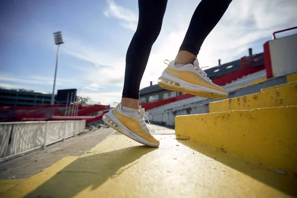 慢跑运动健身女孩 把女人的腿和鞋子贴在平台上 运行概念 — 图库照片
