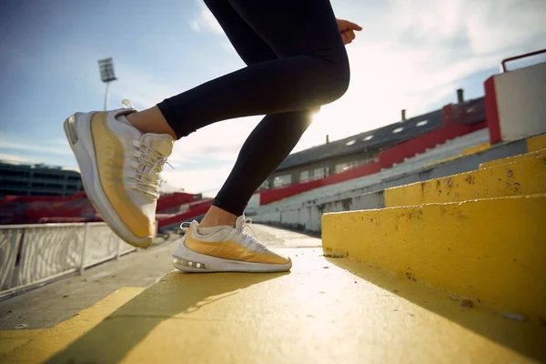 Trotar Deporte Fitness Mujer Acercamiento Piernas Zapatos Femeninos Tribuna Concepto — Foto de Stock