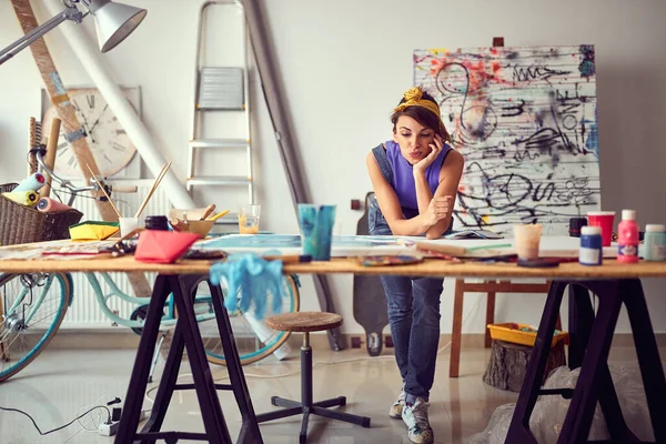 Blanke Vrouwelijke Schilder Kunstenaar Maakt Een Stuk Het Atelier — Stockfoto