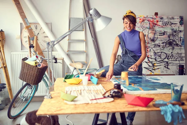 Artista Pintora Creativa Creando Una Pieza Estudio —  Fotos de Stock