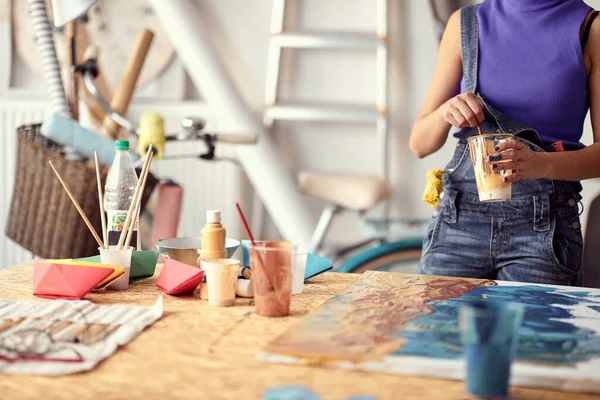 Joven Artista Pintora Femenina Creando Una Pieza Estudio —  Fotos de Stock