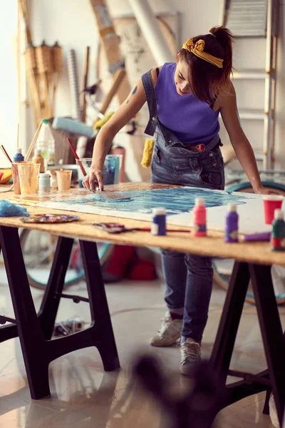 Cute Artystka Malarka Kobieta Tworząc Nowy Utwór Studio — Zdjęcie stockowe