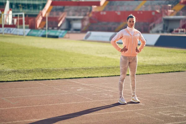 Professionell Löpare Står Spåret Leende Kvinna Jogger Sportkläder — Stockfoto