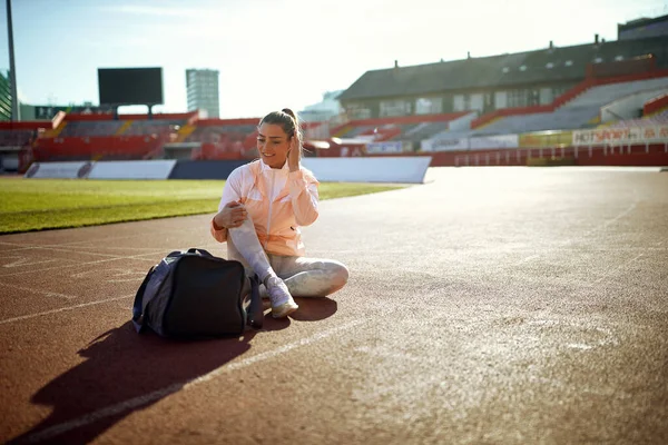 Corredor Profissional Sportswear Sentado Pista Listando Música — Fotografia de Stock