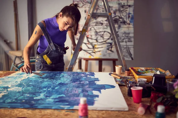 Artista Femenina Enfocada Creando Una Nueva Pieza Estudio —  Fotos de Stock