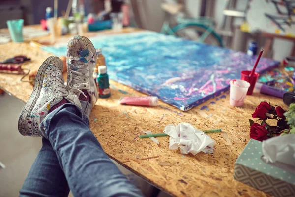 Artista Femenina Relajándose Después Completar Una Nueva Pieza Estudio — Foto de Stock