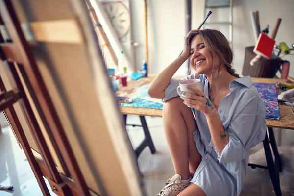 Sexy Sonriente Hembra Vestida Con Camisa Hombre Pintura Beber — Foto de Stock