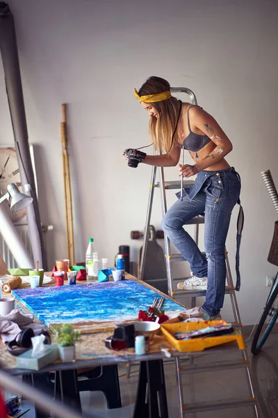 Fotos Arte Joven Artista Femenina Usando Cámara Estudio Arte — Foto de Stock