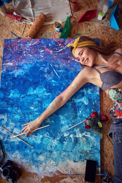 Young Woman Painter Ecstasy While Painting Lying Floor Studio — Stock Photo, Image