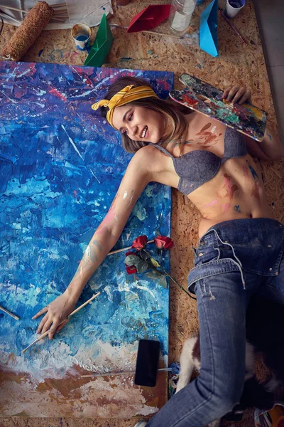Νεαρή Γυναίκα Ζωγράφος Έκσταση Ενώ Ζωγραφική Και Βρίσκεται Στο Πάτωμα — Φωτογραφία Αρχείου
