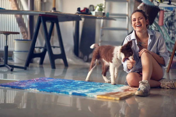 Ευτυχισμένο Κορίτσι Ζωγράφος Στο Στούντιο Τέχνης Παίζει Σκυλί Της — Φωτογραφία Αρχείου