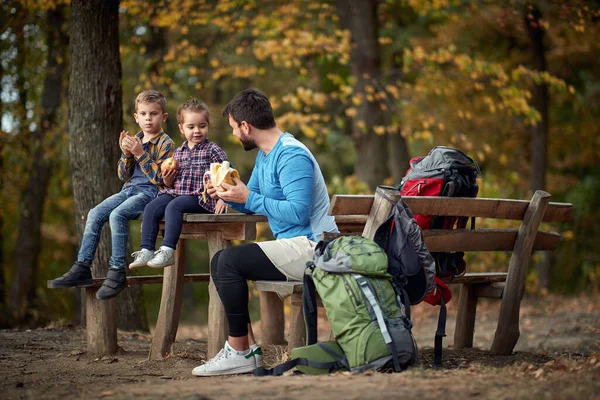 Een Vader Kinderen Genieten Van Vruchten Pauze Van Het Wandelen — Stockfoto