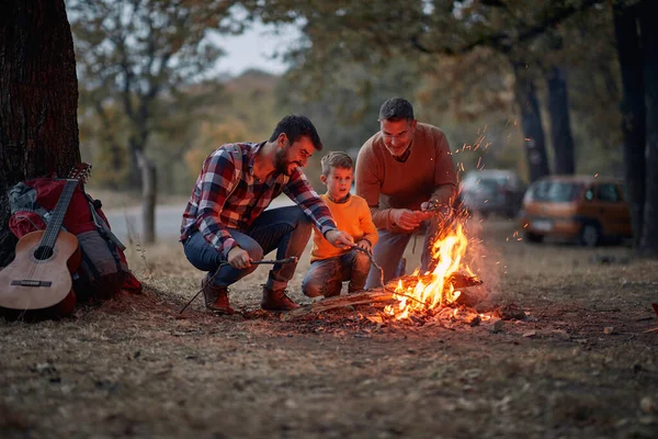 Fader Son Och Sonson Njuter Lägereld Skogen Vacker Höstskymning — Stockfoto