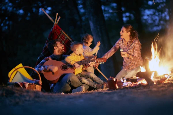 Young Happy Family Having Good Time Campfire Forest Beautiful Night — Stock Photo, Image