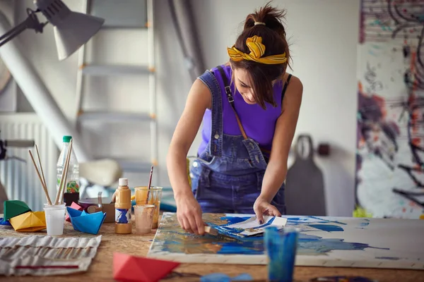 Artista Pintora Femenina Feliz Creando Una Nueva Pieza Estudio Concepto — Foto de Stock