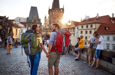 Prag 'ı gezen turist çifti; gezgin yaşam tarzı