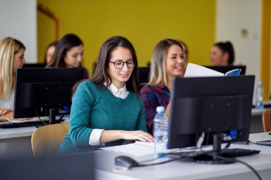 Üniversite bilgisayar sınıfındaki bilgi bilimi dersinde bilgisayar önünde öğrenciler. Zeki gençler üniversitede okuyor. Eğitim, üniversite, üniversite, öğrenim ve insanlar konsepti