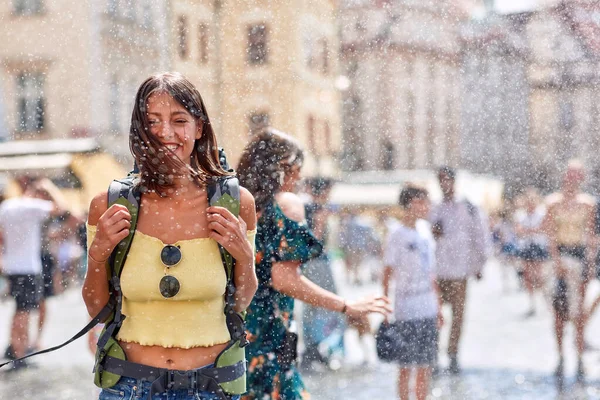 Prag Yaz Tatilinin Tadını Çıkaran Bir Kadın Yolcu — Stok fotoğraf
