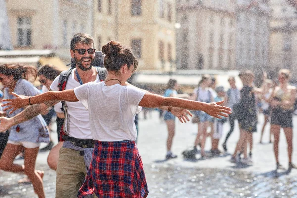 Τουριστικό Ζευγάρι Enjooying Καλοκαίρι Βουτιά Στην Πράγα — Φωτογραφία Αρχείου