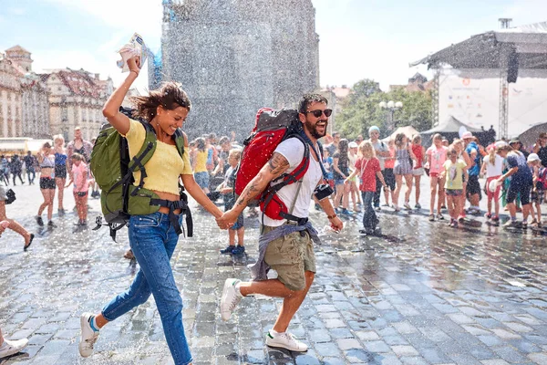 Casal Turistas Desfrutando Respingo Verão Praga — Fotografia de Stock