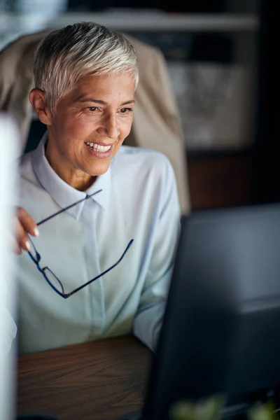 Uma Mulher Negócios Sênior Está Assistindo Conteúdo Uma Tela Computador — Fotografia de Stock
