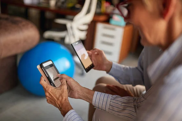 Vezető Női Kollégák Okostelefonokat Használnak Miközben Pihennek Egy Nyugodt Légkörben — Stock Fotó