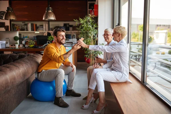 Veselý Senior Žena Obchodní Žena Ukazující Obsah Smartphone Své Mladé — Stock fotografie