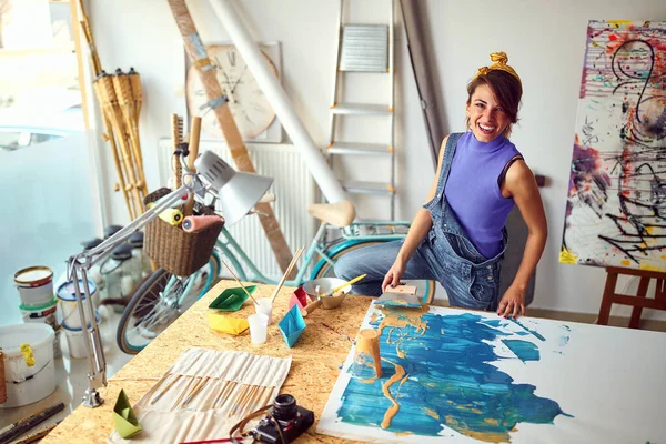 Une Jeune Artiste Féminine Pose Tout Travaillant Sur Une Nouvelle — Photo