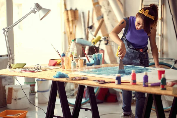 Una Joven Artista Está Utilizando Una Espátula Para Difundir Pintura — Foto de Stock
