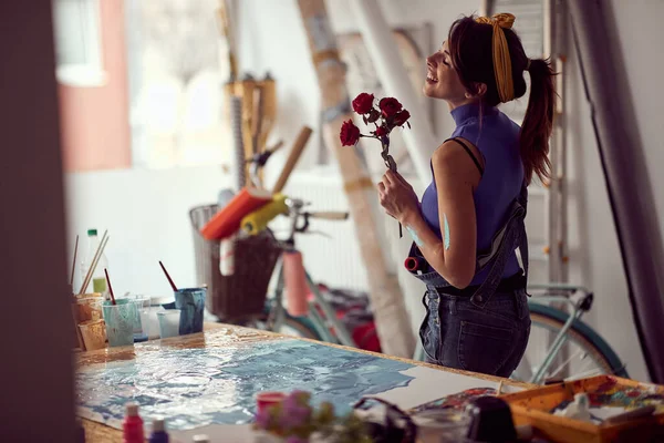 Egy Fiatal Női Művész Hangulatban Van Miközben Egy Festményen Dolgozik — Stock Fotó