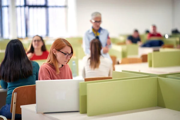 Kvinnlig Student Koncentrerad Lektion Föreläsning Ett Klassrum — Stockfoto