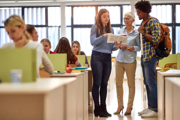 Una Profesora Dando Una Ayuda Una Estudiante Sobre Una Nueva — Foto de Stock