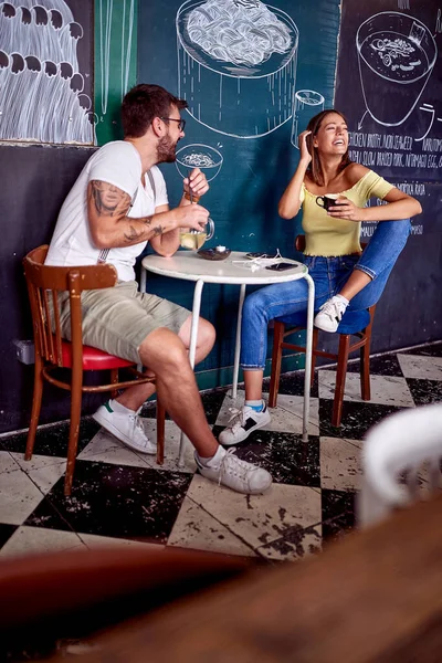 Pareja Urbana Tomando Una Copa Juntos Café — Foto de Stock