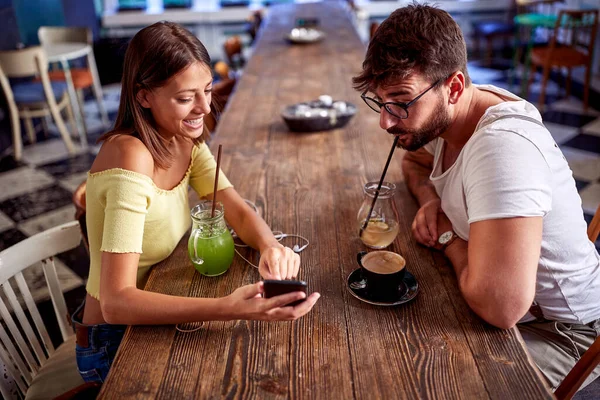 都市部のカップルがカフェで一緒に飲む — ストック写真