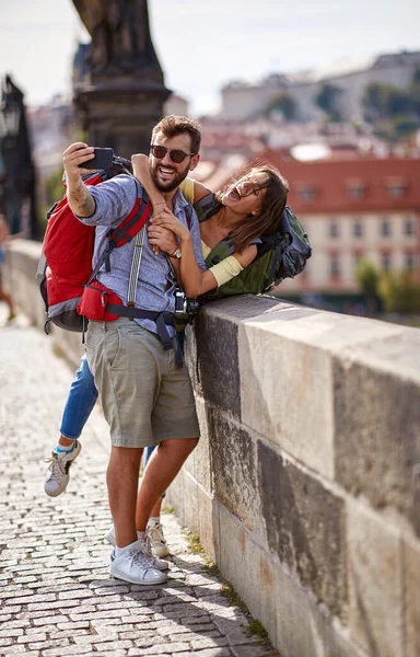 Prag Selfie Çeken Turist Çift — Stok fotoğraf