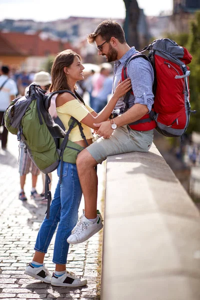 Touristenpaar Besichtigt Prag Lebensstil Der Reisenden — Stockfoto