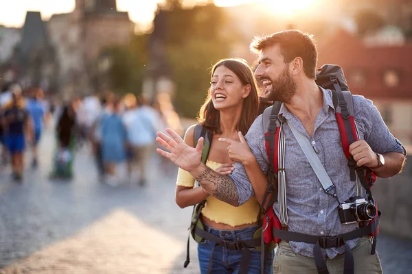 布拉格的旅游夫妇观光 游人生活方式 — 图库照片