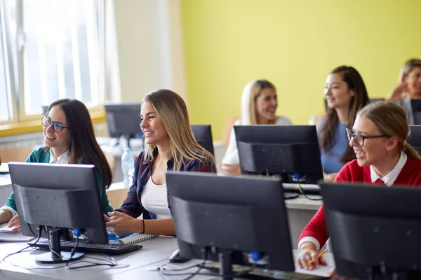 Informatikai Előadások Hallgatói Egyetem Számítógép Tantermében Okos Fiatalok Tanulnak Főiskolán — Stock Fotó