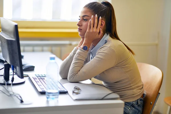 Studentka Která Špatnou Náladu Novou Obtížnou Lekci Informatiky Univerzitní Třídě — Stock fotografie