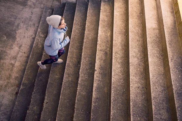 Slim Mulher Correndo Sozinho Fora Nas Escadas — Fotografia de Stock