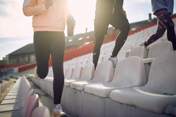 Grupp Ungdomar Joggar Läktaren Medan Tränar Vacker Dag Stadion Sport — Stockfoto