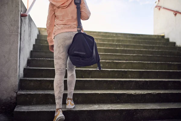 Abgeschnittenes Bild Einer Jungen Frau Die Mit Sporttasche Auf Der — Stockfoto